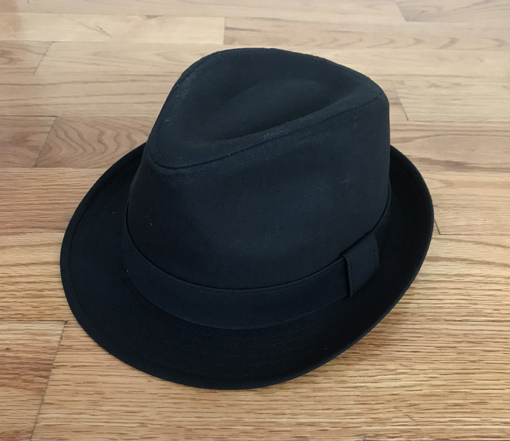 Paper mach&eacute; spider skull mask - trilby hat